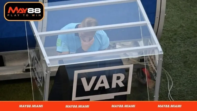 VAR hoạt động thế nào trong một trận đấu chính thức?